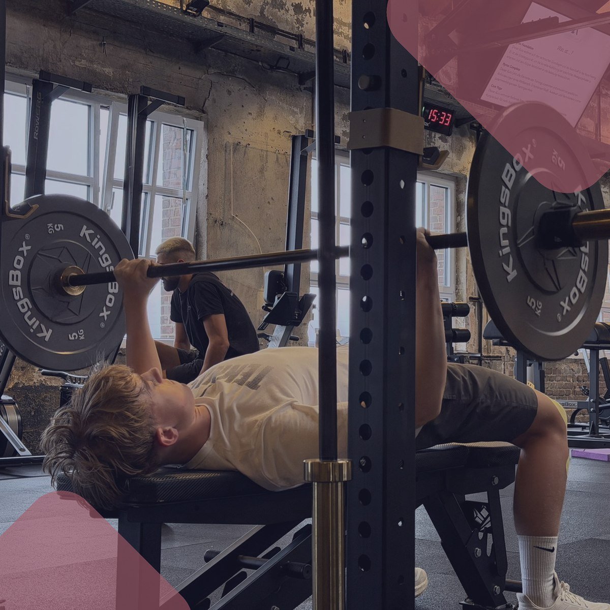 smart-training-warum-bankdruecken-2026 Athlet beim Bankdrücken im Smart Training Studio