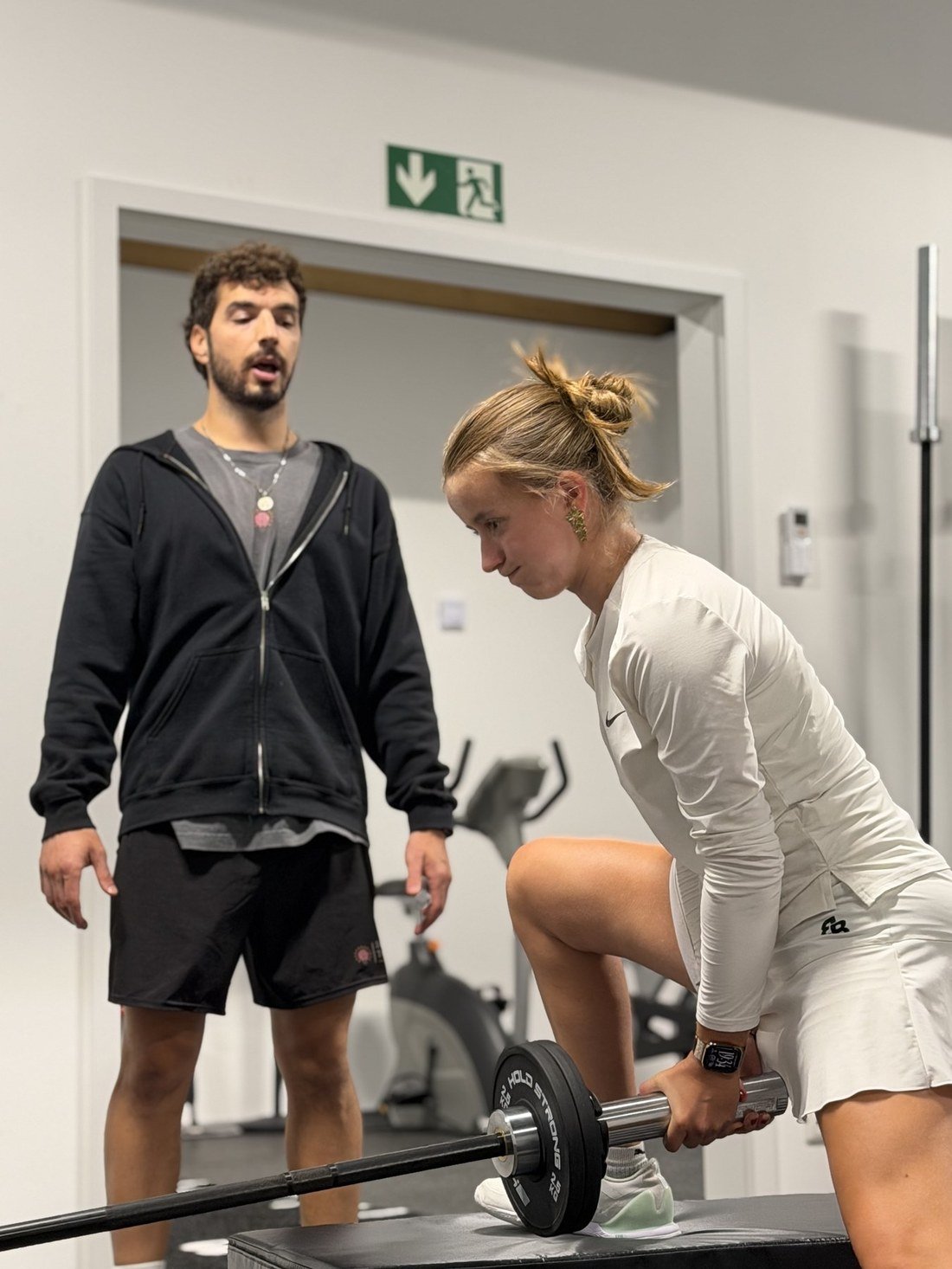 Coach betreut eine Athletin beim Training im Smart Training Studio
